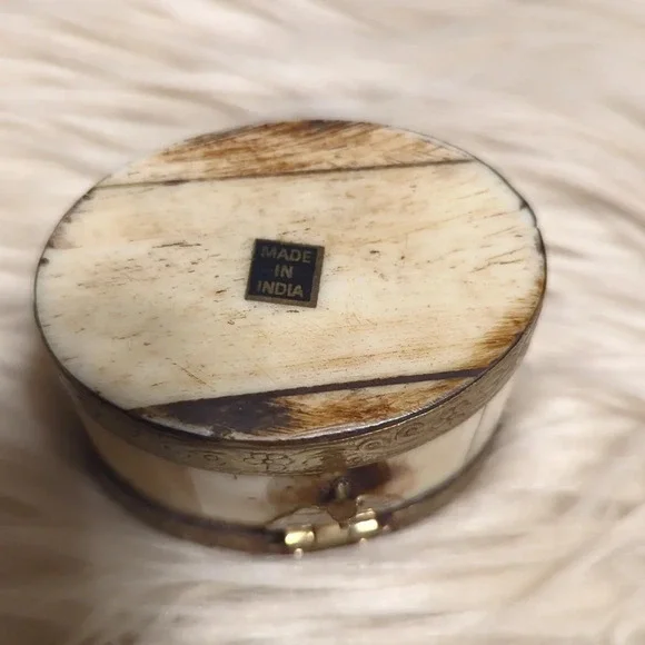 Old vintage camel bone trinket jewelry box with brass inlay - Picture 5 of 6